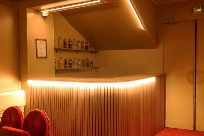 Miniature Bar de la Grande salle du Palais des Glaces Salle avec moquette rouge, table en bois clair, chaises rouges et miroir éclairé par des ampoules.