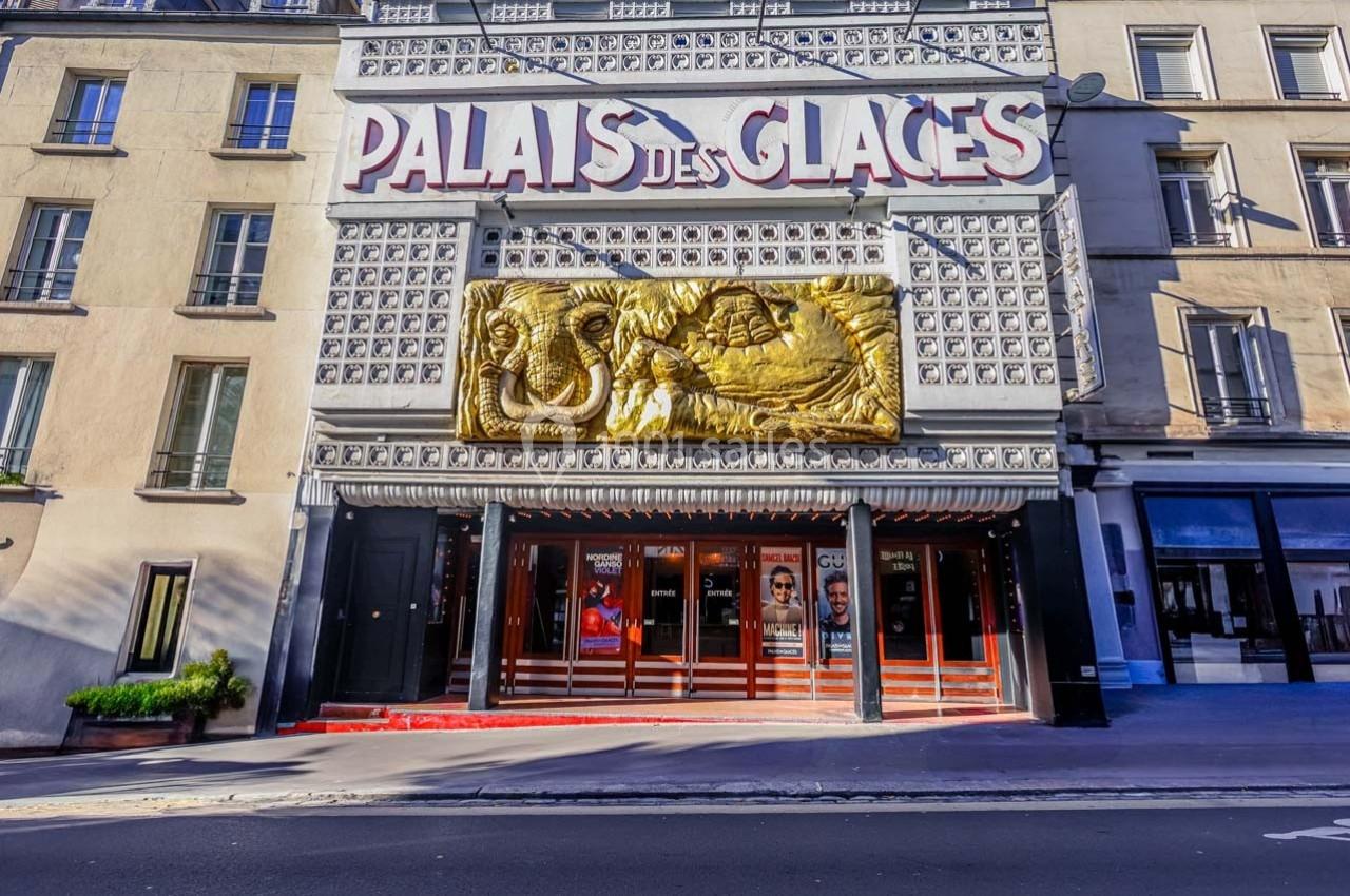 Façade du Palais des Glaces Façade du théâtre Palais des Glaces à Paris, avec une sculpture dorée et des affiches visibles sur les vitrines.