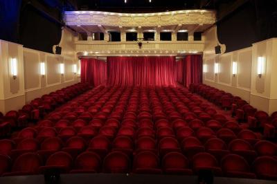 Miniature Grande salle du Palais des Glaces en jauge 270 Salle avec moquette rouge, table en bois clair, chaises rouges et miroir éclairé par des ampoules.