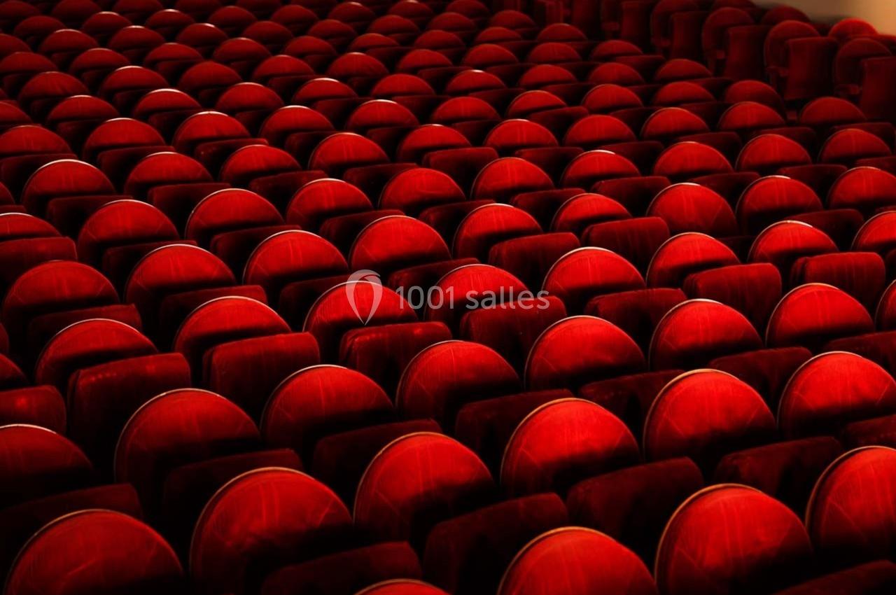 Sièges de la Grande salle du Palais des Glaces Rangées de sièges en velours rouge alignées dans une salle de spectacle vide.
