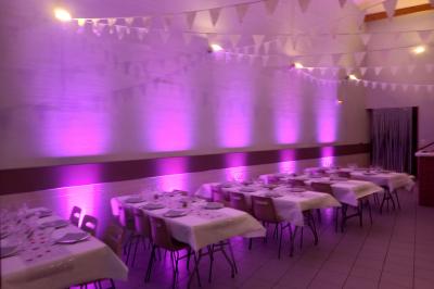Une femme et un homme remplissent une pyramide de verres à champagne lors d'une réception festive.