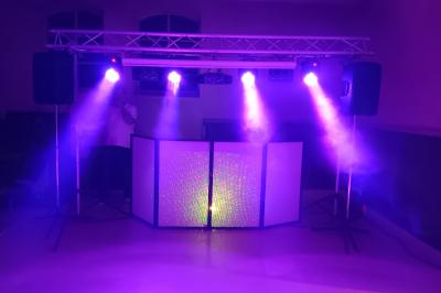 Une femme et un homme remplissent une pyramide de verres à champagne lors d'une réception festive.