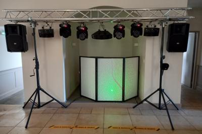 Une femme et un homme remplissent une pyramide de verres à champagne lors d'une réception festive.