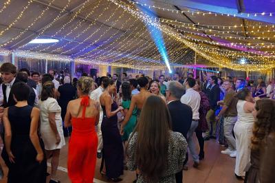 Deux faisceaux lumineux blancs traversent une salle sombre avec des murs en pierre apparente.