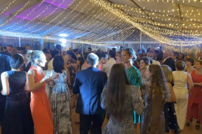 Deux faisceaux lumineux blancs traversent une salle sombre avec des murs en pierre apparente.