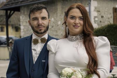 Deux faisceaux lumineux blancs traversent une salle sombre avec des murs en pierre apparente.