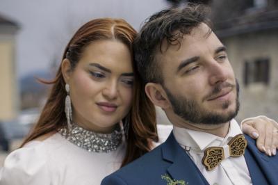 Deux faisceaux lumineux blancs traversent une salle sombre avec des murs en pierre apparente.