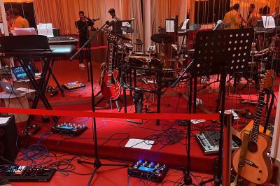 Table garnie de bouteilles de vin, verres, raisins noirs et noix, décorée avec des éléments naturels et boisés.