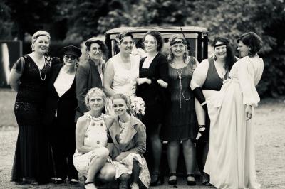 Deux faisceaux lumineux blancs traversent une salle avec des murs en pierre, éclairant un espace légèrement enfumé.