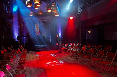 Table garnie de bouteilles de vin, verres, raisins noirs et amandes, décorée dans une ambiance élégante et chaleureuse.