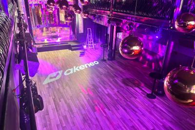 Table garnie de bouteilles de vin, verres, raisins noirs et amandes, décorée dans une ambiance élégante et chaleureuse.