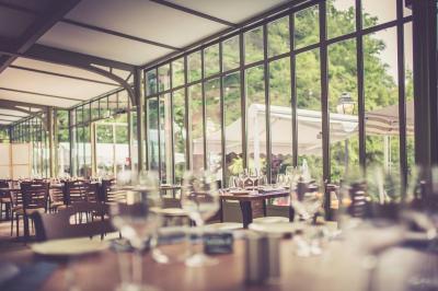 Chambre lumineuse avec lit double, bureau près de la fenêtre, cheminée décorative et télévision murale.