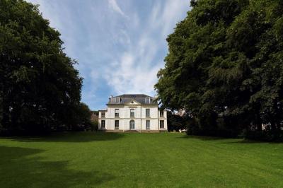 Miniature Location salle Écouen (Val-d'Oise) - Il Maestro #14 Chambre lumineuse avec lit double, bureau près de la fenêtre, cheminée décorative et télévision murale.