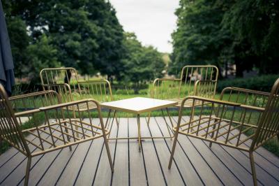 Miniature Location salle Écouen (Val-d'Oise) - Il Maestro #16 Chambre lumineuse avec lit double, bureau près de la fenêtre, cheminée décorative et télévision murale.