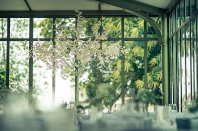 Miniature Location salle Écouen (Val-d'Oise) - Il Maestro #18 Chambre lumineuse avec lit double, bureau près de la fenêtre, cheminée décorative et télévision murale.