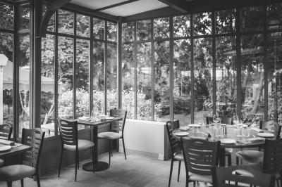 Miniature Location salle Écouen (Val-d'Oise) - Il Maestro #9 Chambre lumineuse avec lit double, bureau près de la fenêtre, cheminée décorative et télévision murale.