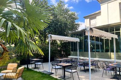 Miniature Location salle Écouen (Val-d'Oise) - Il Maestro #10 Chambre lumineuse avec lit double, bureau près de la fenêtre, cheminée décorative et télévision murale.