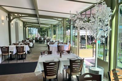 Miniature Location salle Écouen (Val-d'Oise) - Il Maestro #4 Chambre lumineuse avec lit double, bureau près de la fenêtre, cheminée décorative et télévision murale.