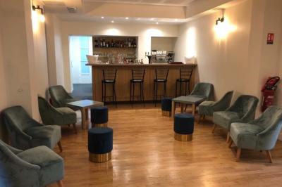 Miniature Location salle Écouen (Val-d'Oise) - Il Maestro #12 Chambre lumineuse avec lit double, bureau près de la fenêtre, cheminée décorative et télévision murale.