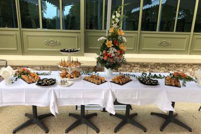 Miniature Location salle Écouen (Val-d'Oise) - Il Maestro #8 Chambre lumineuse avec lit double, bureau près de la fenêtre, cheminée décorative et télévision murale.