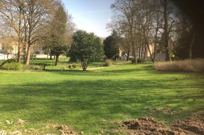 Miniature Location salle Écouen (Val-d'Oise) - Il Maestro #17 Chambre lumineuse avec lit double, bureau près de la fenêtre, cheminée décorative et télévision murale.