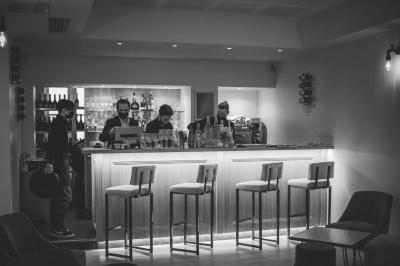 Miniature Location salle Écouen (Val-d'Oise) - Il Maestro #7 Chambre lumineuse avec lit double, bureau près de la fenêtre, cheminée décorative et télévision murale.