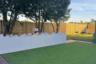 Miniature Terrasse  Salle de réception décorée avec des fleurs blanches, des tables élégantes et un éclairage rose tamisé.