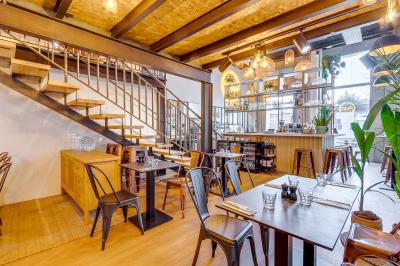 Miniature Location salle Lille (Nord) - Marta Bar Restaurant #3 Préparation d'une pizza avec des mains ajoutant des tranches de chorizo sur une pâte garnie de sauce tomate et fromage râpé.