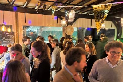 Miniature Location salle Le Bouscat (Gironde) - Côté Court #11 Entrée d'un café avec une grande terrasse, un parasol orange et des meubles en osier sous un ciel bleu.