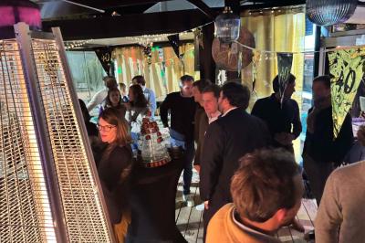 Miniature Location salle Le Bouscat (Gironde) - Côté Court #17 Entrée d'un café avec une grande terrasse, un parasol orange et des meubles en osier sous un ciel bleu.