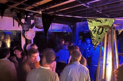 Miniature Location salle Le Bouscat (Gironde) - Côté Court #4 Entrée d'un café avec une grande terrasse, un parasol orange et des meubles en osier sous un ciel bleu.