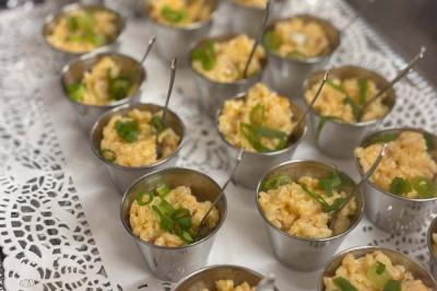 Miniature Location salle Le Bouscat (Gironde) - Côté Court #34 Entrée d'un café avec une grande terrasse, un parasol orange et des meubles en osier sous un ciel bleu.