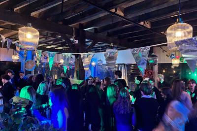 Miniature Location salle Le Bouscat (Gironde) - Côté Court #23 Entrée d'un café avec une grande terrasse, un parasol orange et des meubles en osier sous un ciel bleu.