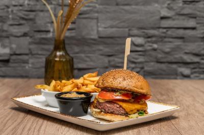 Miniature Location salle Le Bouscat (Gironde) - Côté Court #27 Entrée d'un café avec une grande terrasse, un parasol orange et des meubles en osier sous un ciel bleu.