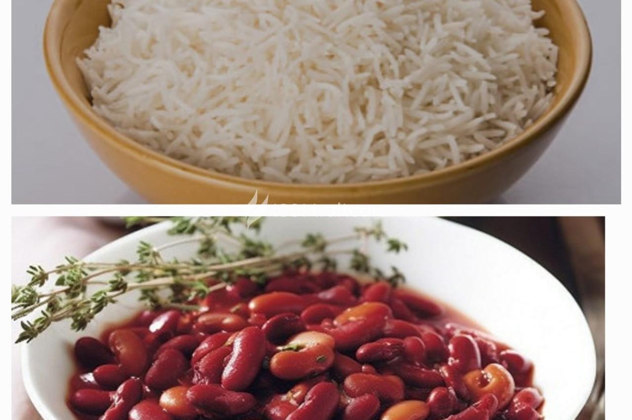 Bol de riz blanc cuit et assiette de haricots rouges en sauce, garnis de branches de thym.