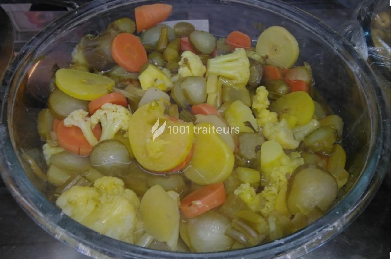 Légumes variés cuits à la vapeur, dont carottes, pommes de terre, choux-fleurs et courgettes, présentés dans un saladier en…