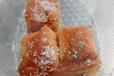 Miniature Traiteur Colmar (Haut-Rhin) - Afghane Kitchen #22 Plat de feuilles de légumes mijotées dans une sauce épicée, présenté dans une assiette blanche.