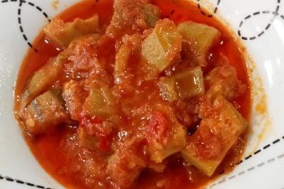 Miniature Traiteur Colmar (Haut-Rhin) - Afghane Kitchen #26 Plat de feuilles de légumes mijotées dans une sauce épicée, présenté dans une assiette blanche.