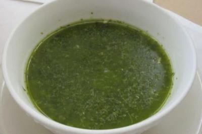 Miniature Traiteur Colmar (Haut-Rhin) - Afghane Kitchen #9 Plat de feuilles de légumes mijotées dans une sauce épicée, présenté dans une assiette blanche.