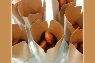 Miniature Traiteur Colmar (Haut-Rhin) - Afghane Kitchen #24 Plat de feuilles de légumes mijotées dans une sauce épicée, présenté dans une assiette blanche.