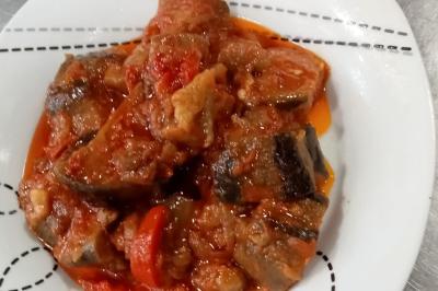 Miniature Traiteur Colmar (Haut-Rhin) - Afghane Kitchen #25 Plat de feuilles de légumes mijotées dans une sauce épicée, présenté dans une assiette blanche.