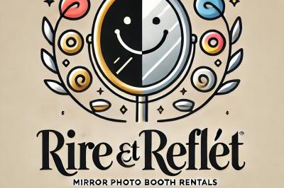 Deux femmes souriantes se tiennent près d'une borne photo dans un espace intérieur avec des tables et des chaises en arrière…