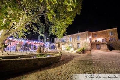 Miniature Location salle Signes (Var) - Château de Cancerilles #1 Mobilier de jardin blanc disposé sur une terrasse en gravier, avec vue sur des vignes et une forêt en arrière-plan.