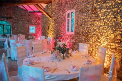 Miniature Location salle Signes (Var) - Château de Cancerilles #7 Mobilier de jardin blanc disposé sur une terrasse en gravier, avec vue sur des vignes et une forêt en arrière-plan.