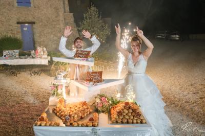 Miniature Location salle Signes (Var) - Château de Cancerilles #25 Mobilier de jardin blanc disposé sur une terrasse en gravier, avec vue sur des vignes et une forêt en arrière-plan.