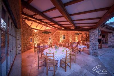 Miniature Location salle Signes (Var) - Château de Cancerilles #10 Mobilier de jardin blanc disposé sur une terrasse en gravier, avec vue sur des vignes et une forêt en arrière-plan.