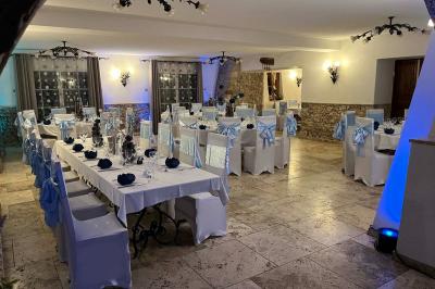 Miniature Location salle Signes (Var) - Château de Cancerilles #24 Mobilier de jardin blanc disposé sur une terrasse en gravier, avec vue sur des vignes et une forêt en arrière-plan.