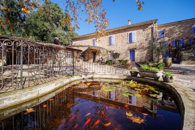 Miniature Location salle Signes (Var) - Château de Cancerilles #2 Mobilier de jardin blanc disposé sur une terrasse en gravier, avec vue sur des vignes et une forêt en arrière-plan.