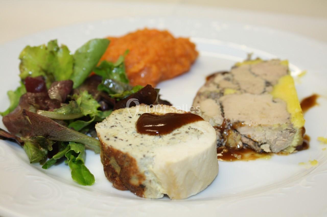 Location salle Signes (Var) - Château de Cancerilles #28 Assiette composée de foie gras, salade verte, purée de légumes et tranche de fromage avec sauce.