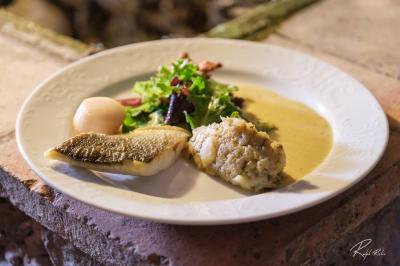 Miniature Location salle Signes (Var) - Château de Cancerilles #30 Mobilier de jardin blanc disposé sur une terrasse en gravier, avec vue sur des vignes et une forêt en arrière-plan.